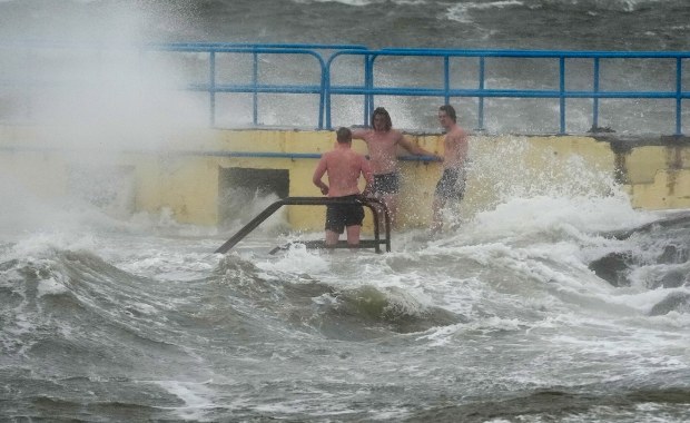​Amy odcina prąd, uziemia samoloty. Irlandia i Szkocja pod naporem żywiołu