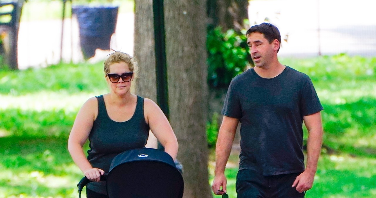 Amy Schumer z mężem i dzieckiem na spacerze /East News