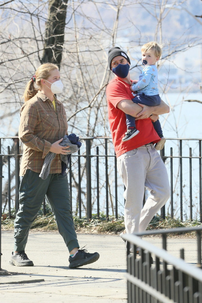 Amy Schumer z mężem i synem /East News