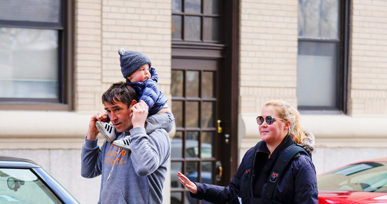 Amy Schumer z mężem i synkiem /Jackson Lee /Getty Images