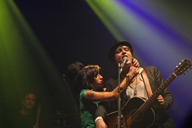 Amy Winehouse i Pete Doherty razem na scenie - fot. Ian Dewsbury / Retna Pictures /East News
