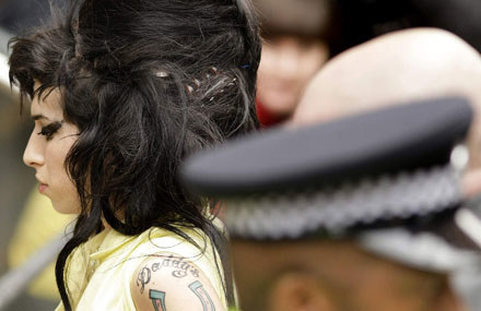 Amy Winehouse przybywa na przesłuchanie /arch. AFP