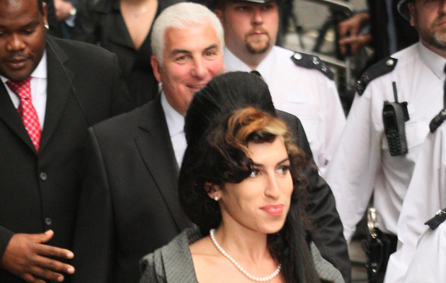 Amy Winehouse, z tyłu jej tata &nbsp; /Splashnews