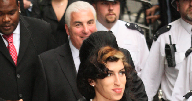 Amy Winehouse, z tyłu jej tata &nbsp; /Splashnews