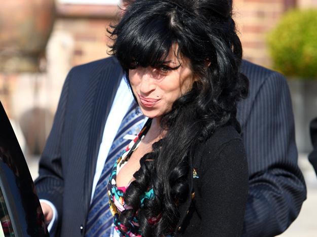 Amy Winehouse zmarła w wyniku zbyt dużej ilości spożytego alkoholu /Getty Images/Flash Press Media