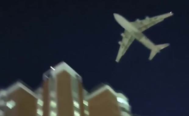 An-124 przeleciał tuż nad budynkami w Moskwie. Niesamowite nagrania