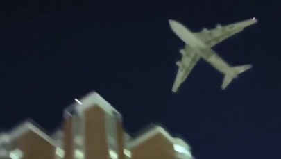 An-124 przeleciał tuż nad budynkami w Moskwie. Niesamowite nagrania