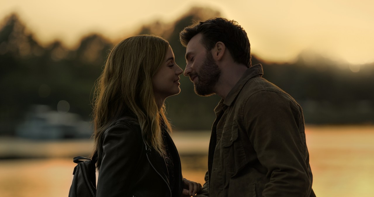 Ana de Armas i Chris Evans w filmie "Randka, bez odbioru" /Apple TV+ /materiały prasowe