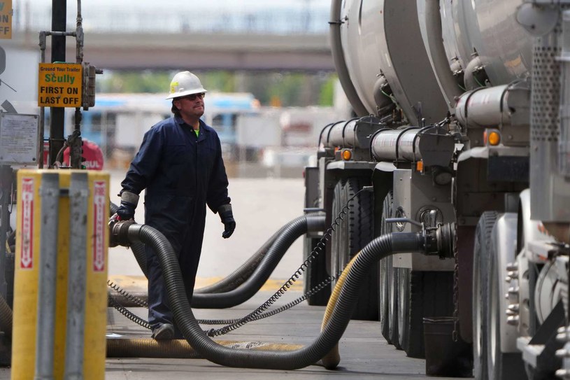 Analitycy szacują, że OPEC+ może zmniejszyć produkcję ropy o 2 mln baryłek dzienne (zdj. ilustracyjne) /AFP