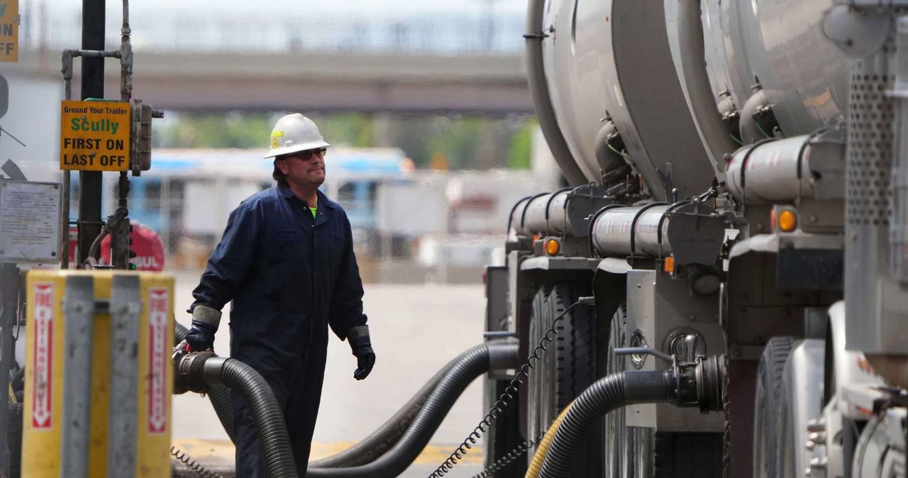 Analitycy szacują, że OPEC+ może zmniejszyć produkcję ropy o 2 mln baryłek dzienne (zdj. ilustracyjne) /AFP
