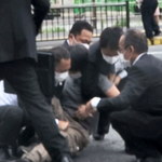 Analiza: Były premier Japonii nie musiał zginąć. Kluczowe 2,5 sekundy 