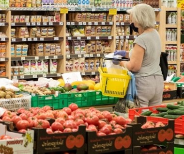 Analiza: W sklepach spadają ceny warzyw i owoców. Producenci patrzą na to z niepokojem