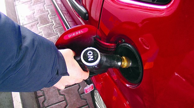 Analizę paliwa trzeba wykonać na własny rachunek. Dopiero, gdy okaże się ono złej jakości, można dochodzić zwrotu kosztów. /Motor