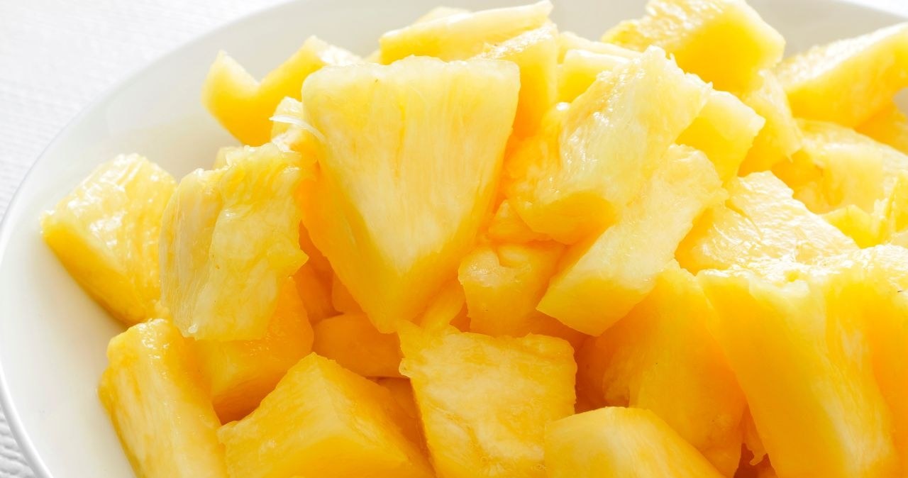 Ananas jest źródłem witaminy C, która pomaga w syntezie kolagenu. Regularne jedzenie owocu poprawi wygląd skóry /nito100 /Canva Pro