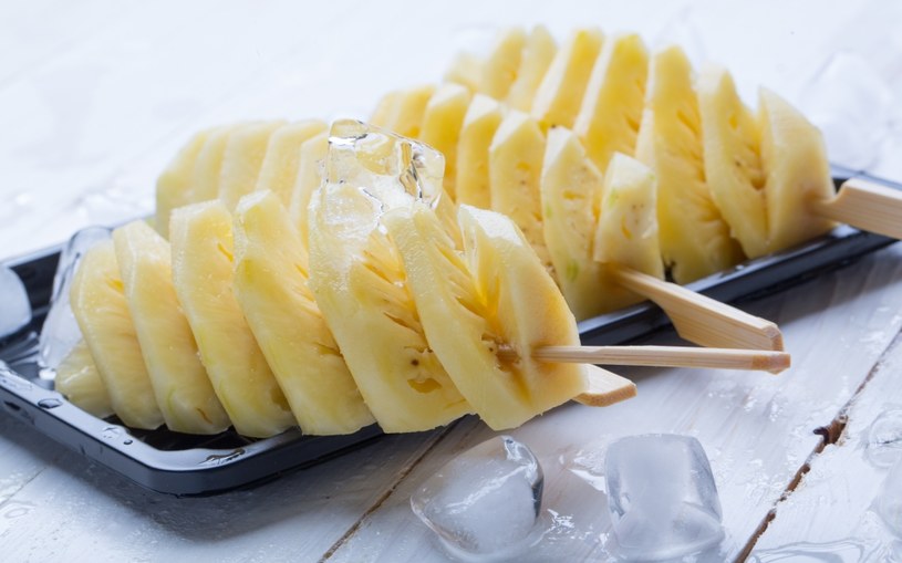 Ananas ma cenne właściwości lecznicze i oczyszczające. Wspomaga odchudzanie i usuwa toksyczne produkty przemiany materii. /123RF/PICSEL