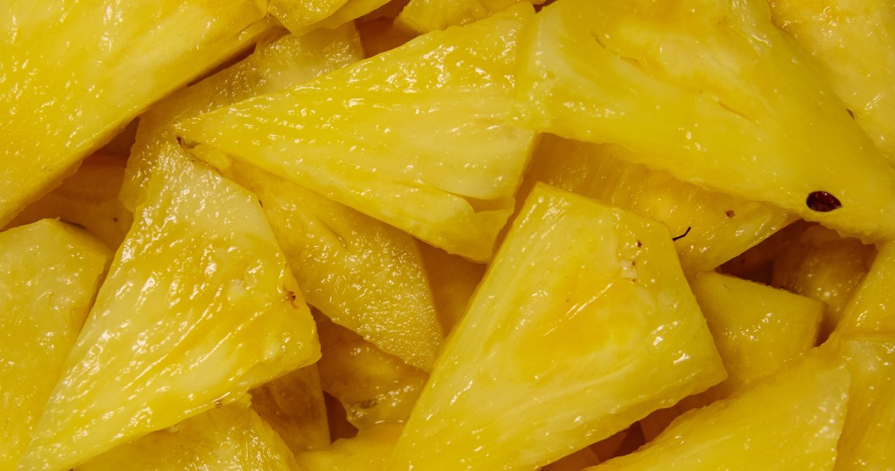 Ananas obfituje w cenne bromeliny, które pomogą przy dnie moczanowej /123RF/PICSEL /123RF/PICSEL