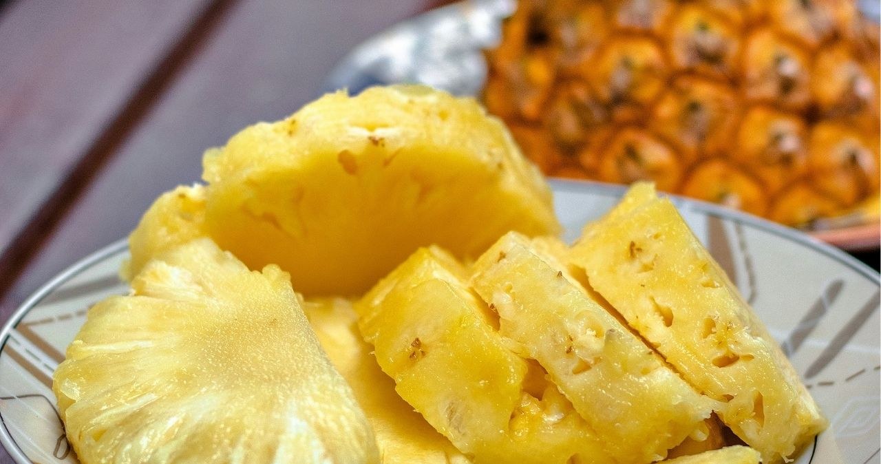 Ananas od dawna pojawia się w kosmetykach jako naturalne źródło bromelainy /Gabriel Yuji /unsplash.com