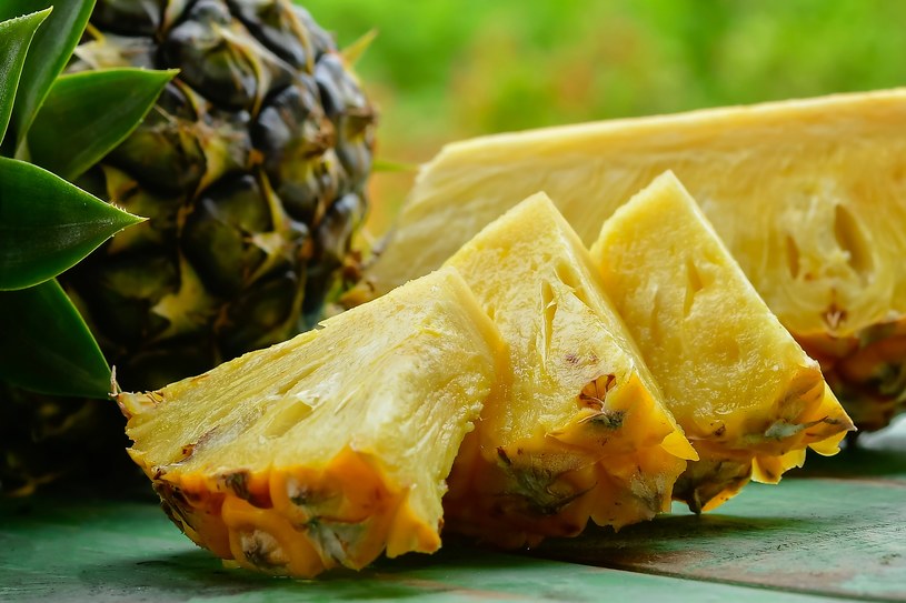 Ananas to naturalny spalacz tłuszczu, remedium na obrzęki i stany zapalne. Jedz tylko świeży /123RF/PICSEL