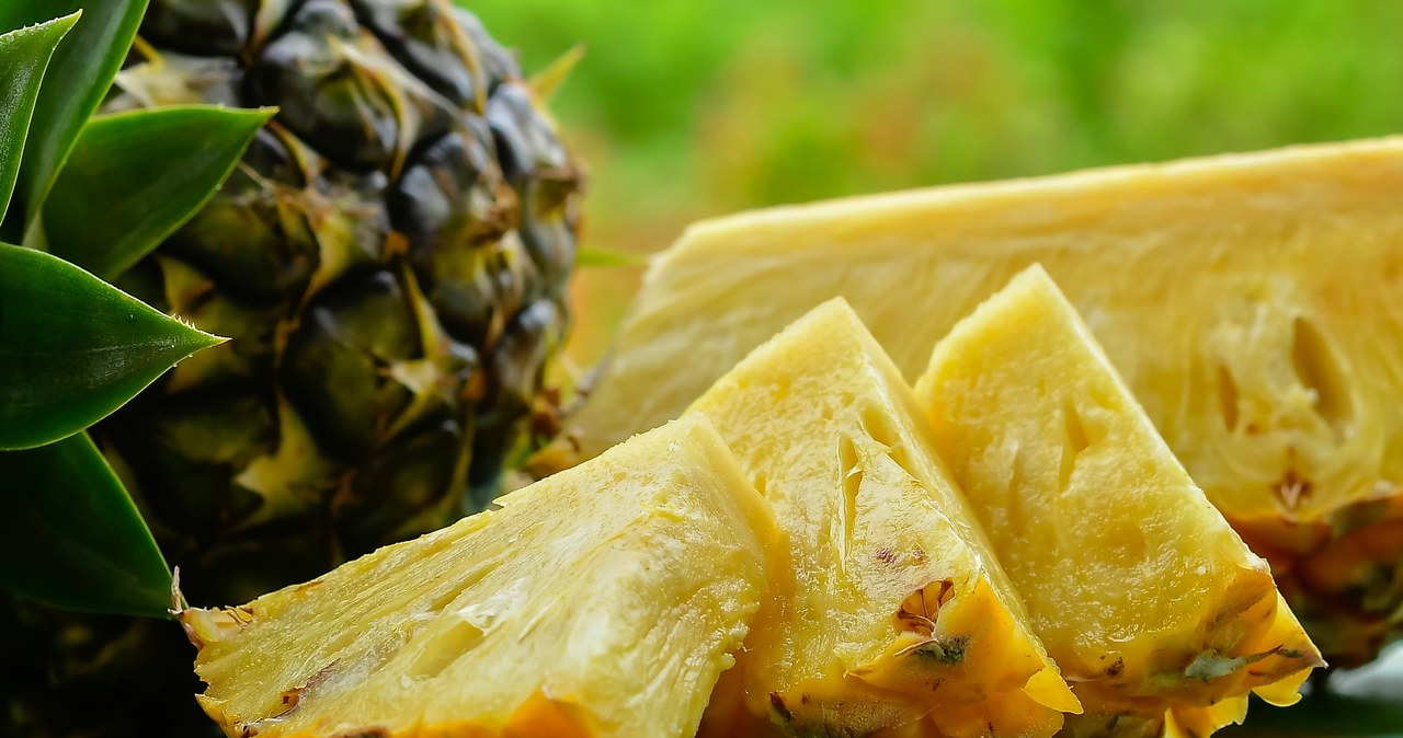 Ananas to naturalny spalacz tłuszczu, remedium na obrzęki i stany zapalne. Jedz tylko świeży /123RF/PICSEL