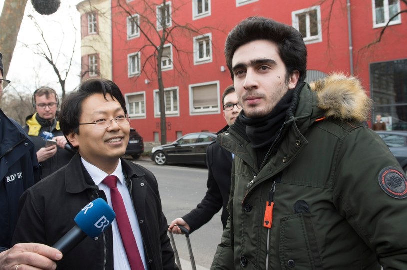 Anas Modamani (z prawej) i jego prawnik, Chan-jo Jun /AFP