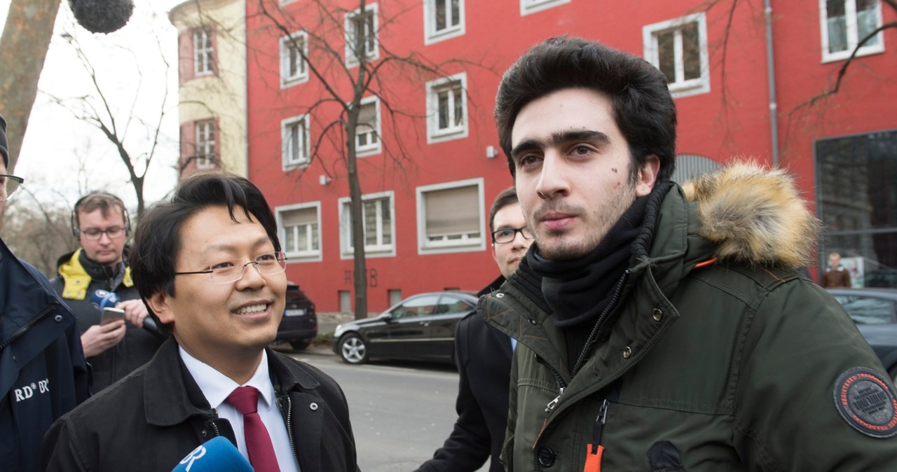 Anas Modamani (z prawej) i jego prawnik, Chan-jo Jun /AFP