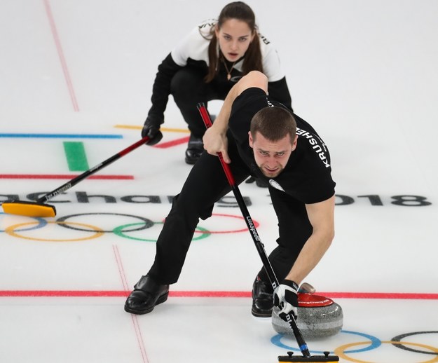 Anastazja Bryzgałowa i Aleksandr Kruszelnicki w meczu o brązowy medal w rywalizacji par mieszanych w curlingu przeciwko Norwegom /JAVIER ETXEZARRETA /PAP/EPA