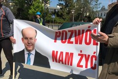 &quot;Ministerstwo Zdrowia eksperymentuje na żywym człowieku&quot;. Czarny protest przed Sejmem