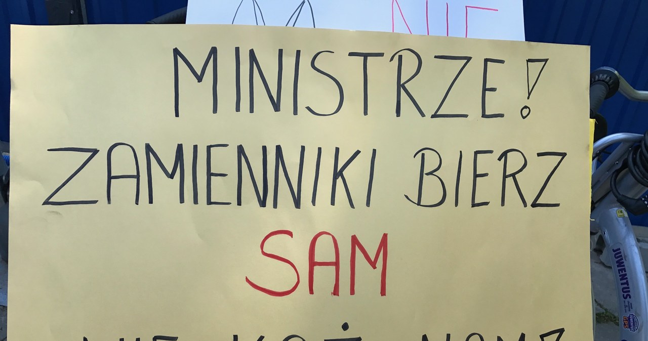 &quot;Ministerstwo Zdrowia eksperymentuje na żywym człowieku&quot;. Czarny protest przed Sejmem