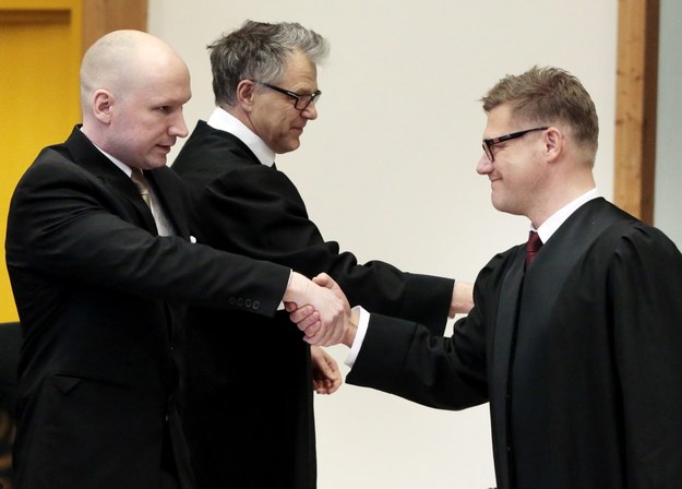 Anders Behring wita się z Mariusem Emberlandem, prawnikiem reprezentującym norweski rząd. /LISE ASERUD /PAP/EPA