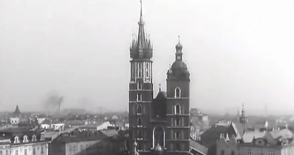 &nbsp; A oto Kościół Mariacki w pierwszej scenie "Podróży za jeden uśmiech" /YouTube