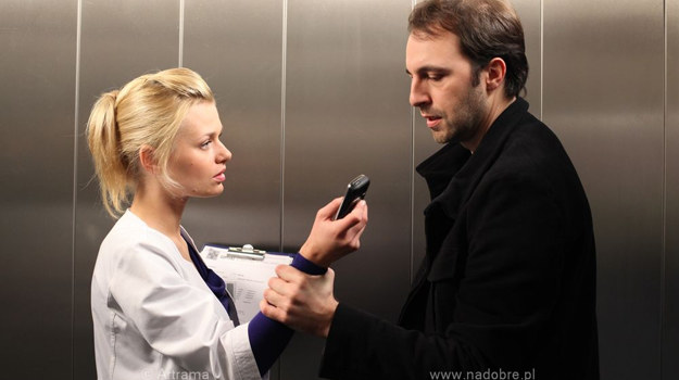 Lewicki porywa własną żonę! Agata (Emilia Komarnicka) i Paweł (Maciej Marczewski) /ARTRAMA
