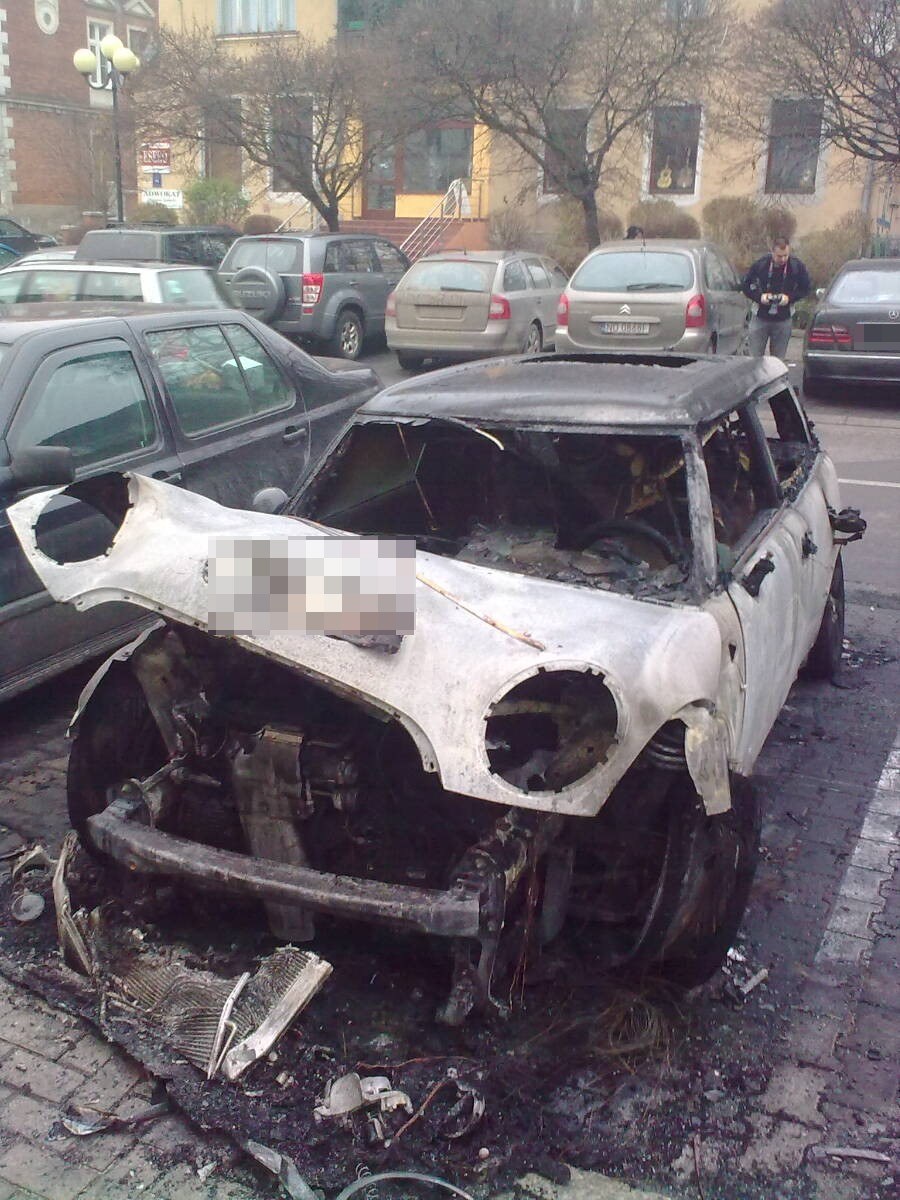 Olsztyn Przed komisariatem spłonął drogi samochód RMF 24
