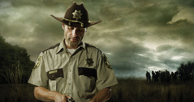 &nbsp; Andrew Lincoln, jako szeryf Rick Grimes, wziął na siebie odpowiedzialność za grupę ocalałych /materiały prasowe