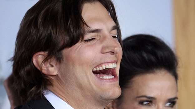 &nbsp; Ashton Kutcher dwoi i troi swoje przychody. Nic dziwnego, że jest mu do śmiechu /AFP
