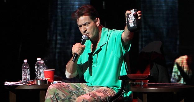 &nbsp; Charlie Sheen podczas występu w Chicago /Splashnews