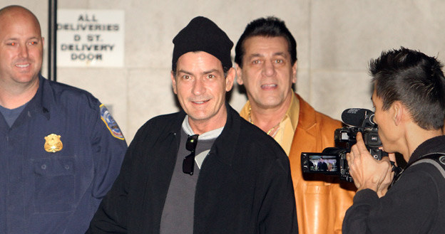 &nbsp; Charlie Sheen przed kolejnym występem w swoim show, "My Violent Torpedo Of Truth/Death Is Not an Option" /AFP