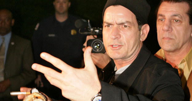 &nbsp; Charlie Sheen znany jest ze skandali i ogromnych zarobków /AFP