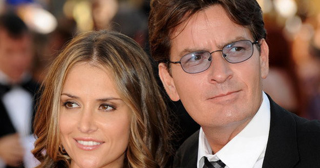 &nbsp; Charlie Sheen, znany m.in. z serialu "Dwóch i pół" i Brooke Mueller, jego była żona /AFP