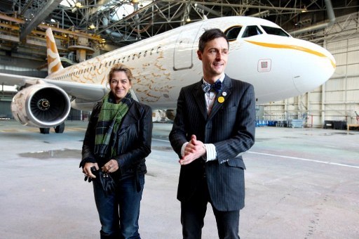 &nbsp; Członkini jury rozstrzygającego konkurs Tracey Emin oraz projektant "gołębiowego" wzoru Pascal Anson, z tyłu gotowy już Airbus A319 w bardzo oryginalnym malowaniu /NICK MORRISH /AFP