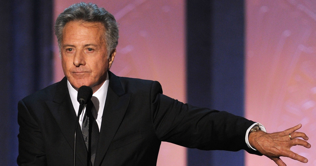 &nbsp; Dustin Hoffman pokazuje jak odbierać wygraną w okienku wypłat na torze wyścigowym /Kevin Winter /Getty Images/Flash Press Media