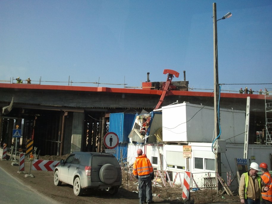 &nbsp; Dźwig zmiażdżył blaszane kontenery /Micha? /Gorąca Linia RMF FM