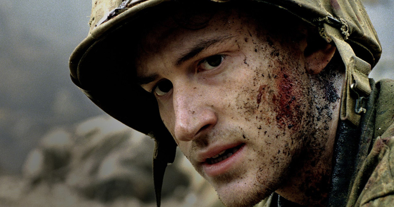 &nbsp;  Eugene Sledge (Joe Mazzello) łapie oddech po bitwie /HBO