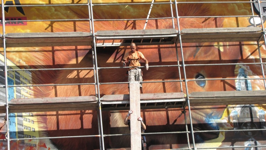 &nbsp; Grupa graficiarzy zużyła setki litrów emulsji i farb /poboczem.pl