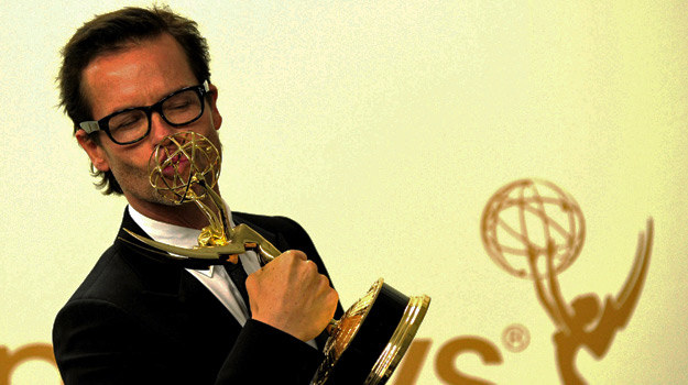 &nbsp; Guy Pearce odebrał Emmy za swój występ w serialu "Mildred Pierce" /AFP
