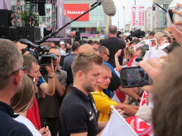 &nbsp; Jakub Błaszczykowski rozdaje autografy kibicom /Piotr Glinkowski /RMF FM