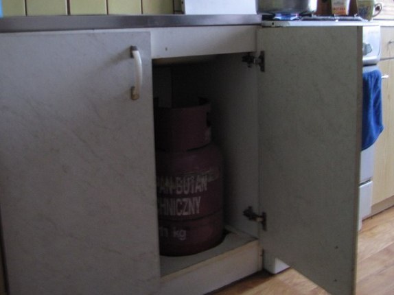 &nbsp; Jedna z butli gazowych w bloku socjalnym w Kunkach /Andrzej Piedziewicz /RMF FM