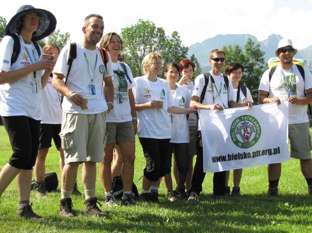 &nbsp; Jedna z grup wolontariuszy przed wyruszeniem na sprzątanie  tatrzańskich szlaków /poboczem.pl