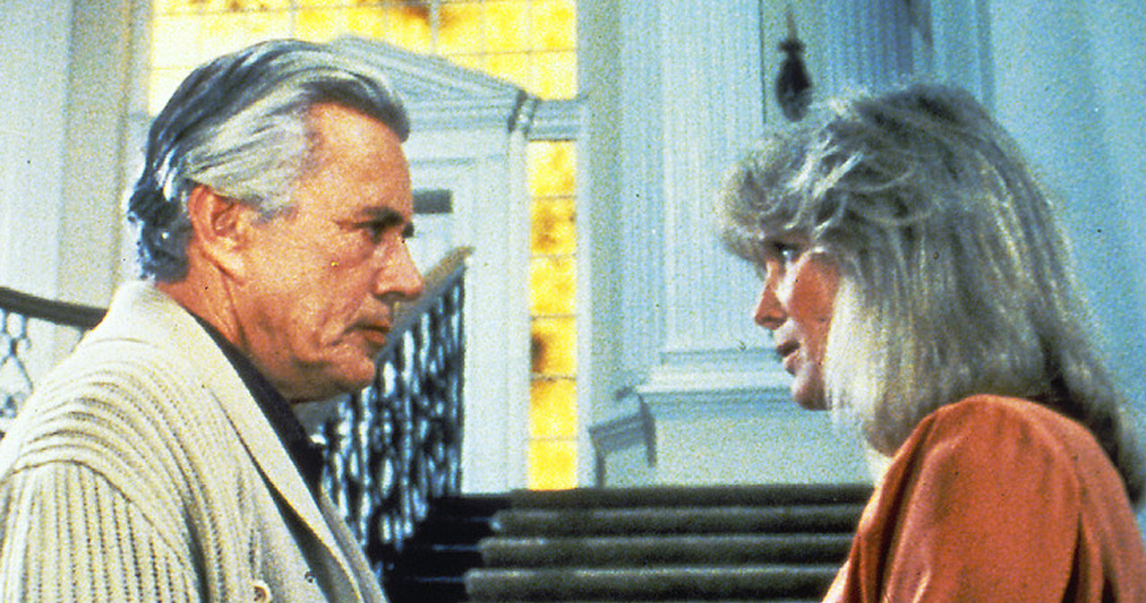 &nbsp; John Forsythe i Linda Evans przy słynnych schodach w rezydencji Carringtonów /AKPA