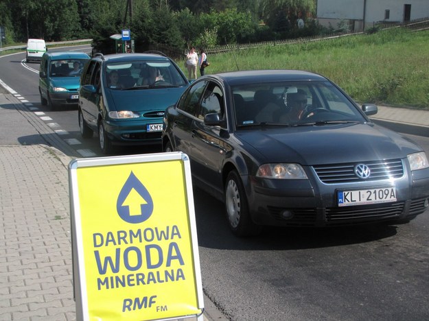 &nbsp; Kierowcy dostają darmową wodę od RMF FM na skrzyżowaniu w Skomielnej Białej /Maciej Grzyb /RMF FM