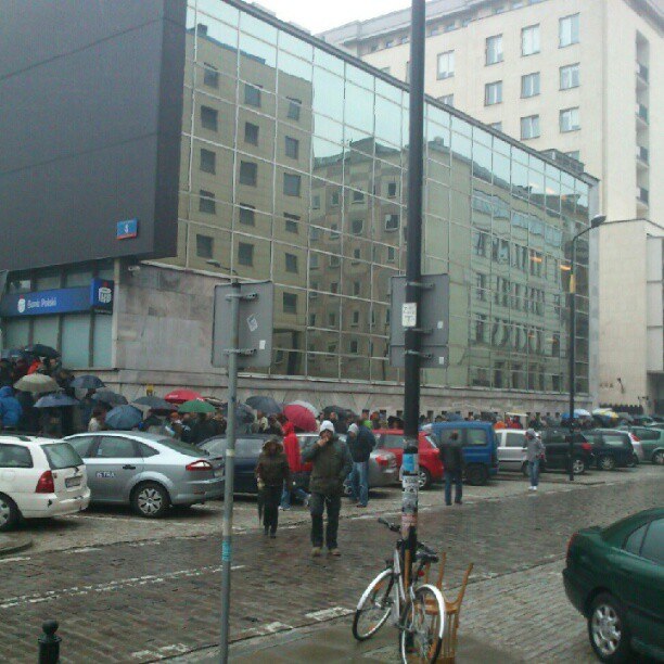 &nbsp; Kolejka przed siedzibą NBP przy ul. Świętokrzyskiej w Warszawie /fot. Krzysztof Berenda /RMF FM